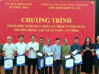 Liên minh Hợp tác xã tỉnh thăm, tặng quà Bà mẹ Việt Nam Anh hùng và gia đình chính sách