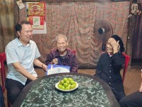 Liên minh Hợp tác xã tỉnh thăm, tặng quà các đối tượng chính sách trên địa bàn xã Nam Tuấn.