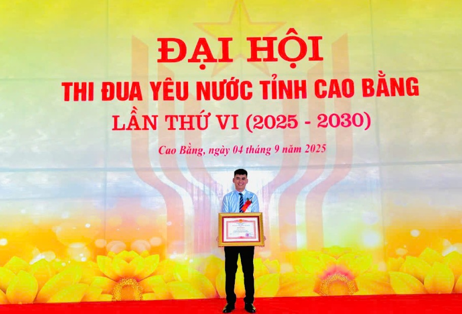 144052 144051 anh nong van hoan giam doc htx 118 nhan bang khen thu tuong chinh phu ve phong trao thidua vi nguoi ngheo khong de ai bi bo lai phia sau giai d 16124620