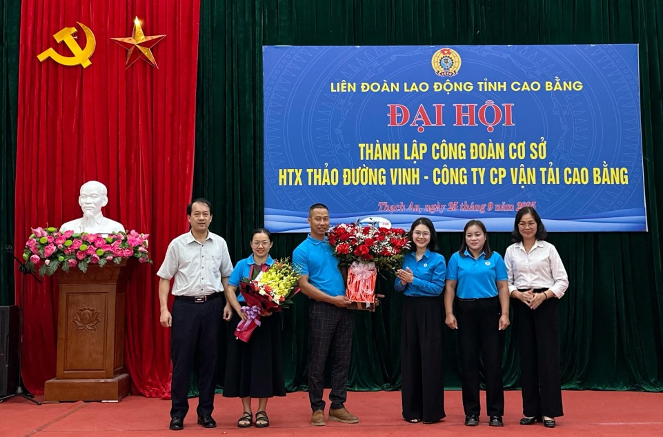144307 144305 lanh dao lien doan lao dong tinh tang hoa chuc mung bch cong doan co so htx thao duong vinh cong ty cp van tai cao bang 16551625 1