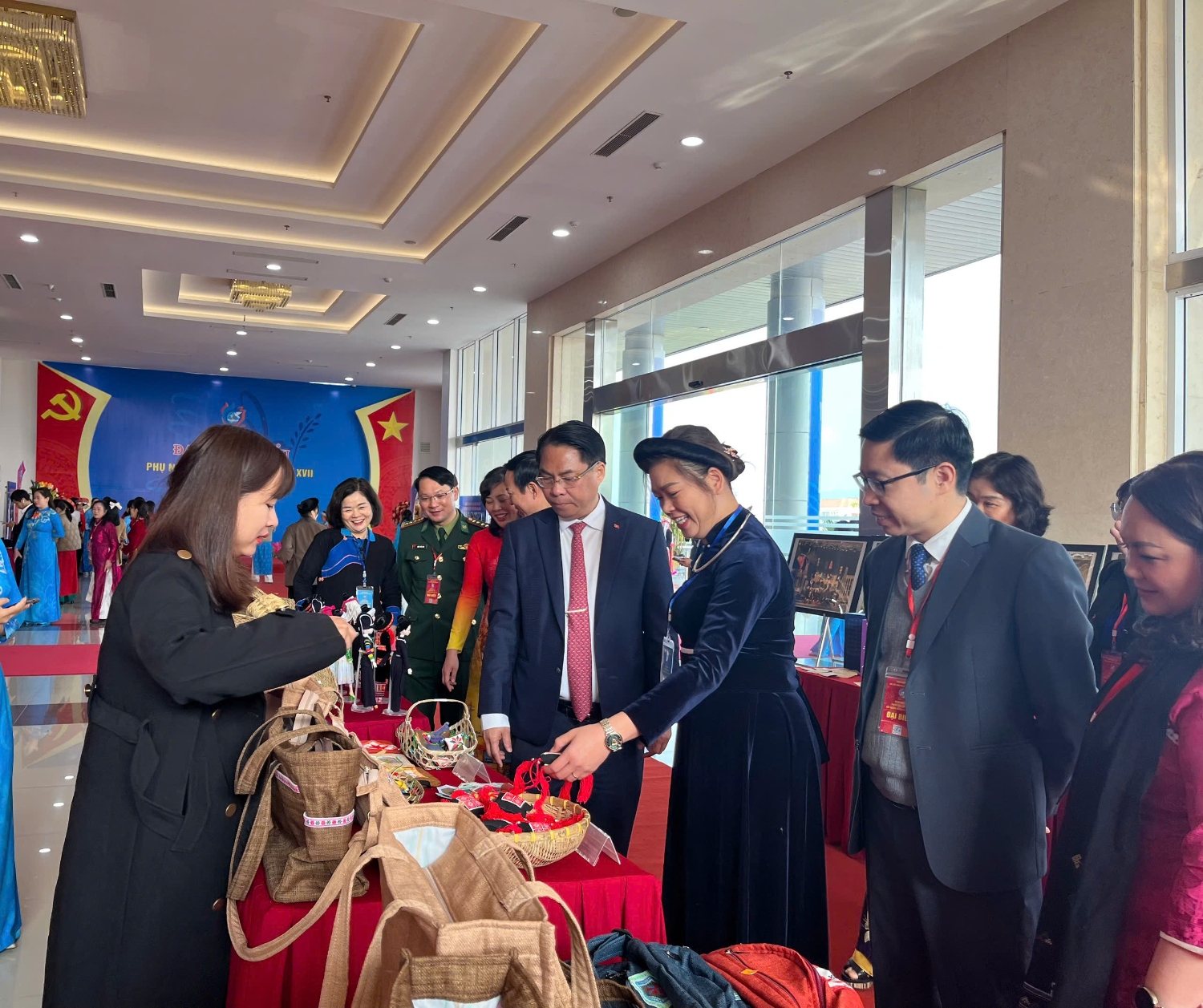 Đồng chí Phan Thăng An - Bí Thư Tỉnh uỷ Cao Bằng tham quan gian hàng