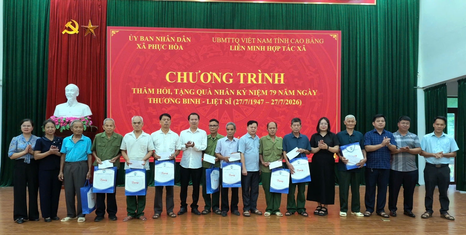 Liên minh Hợp tác xã tỉnh thăm, tặng quà Bà mẹ Việt Nam Anh hùng và gia đình chính sách
